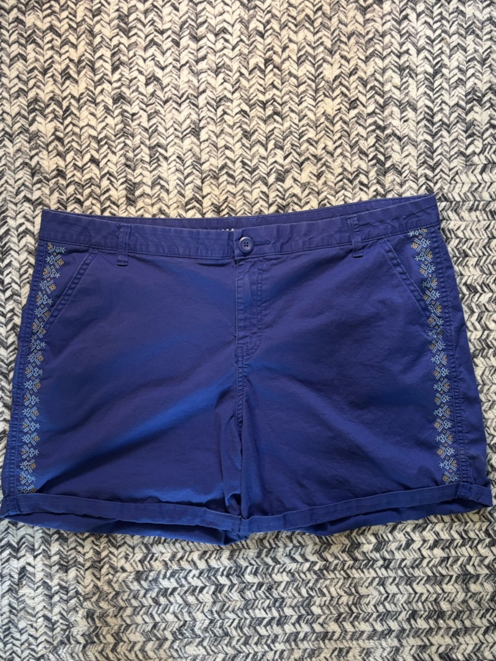 Like New Women’s Indigo Blue Festive Embroidered Side-Trim Shorts 16W